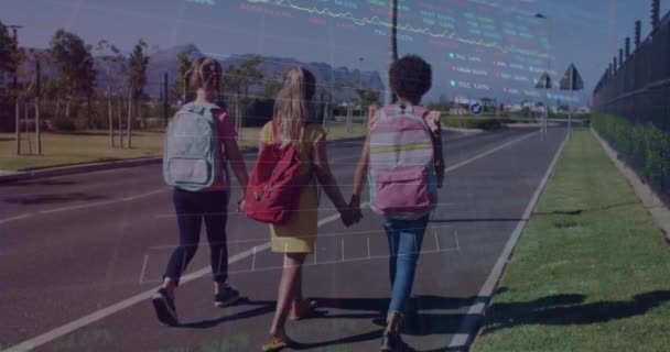 对三个不同的女学生手牵手在街上行走的股市数据进行了处理 教育和全球经济概念 — 图库视频影像