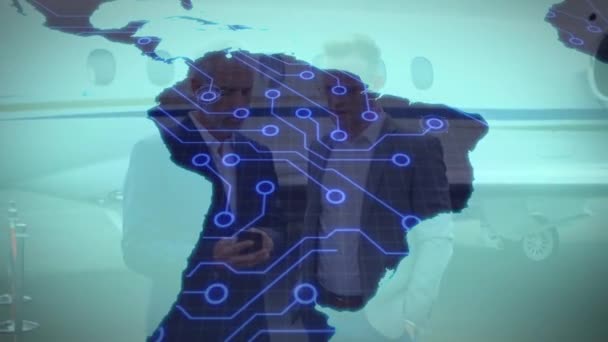 Animação Mapa Mundo Processamento Dados Sobre Dois Empresários Viagens Feriados — Vídeo de Stock