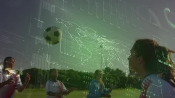 Animation Der Datenverarbeitung Über Verschiedene Fußballerinnen Auf Dem Fußballplatz Globales — Stockvideo