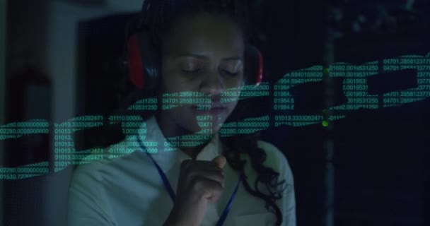 Animation Digital Chain Biracial Woman Using Headphones Server Room Cloud — Wideo stockowe