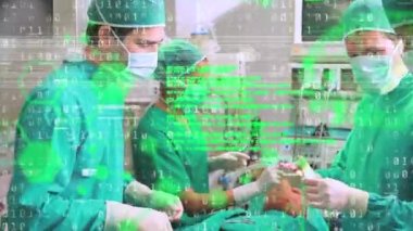 Ameliyathanedeki farklı cerrahlar üzerinde ikili kodlama ve veri işleme animasyonu. küresel tıp, veri işleme ve sağlık hizmetleri konsepti dijital olarak oluşturulmuş video.