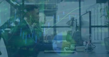 Ofisteki bilgisayarları kullanan çeşitli iş adamlarının veri işleme animasyonları. Küresel iş ve dijital arayüz kavramı dijital olarak oluşturulmuş video.