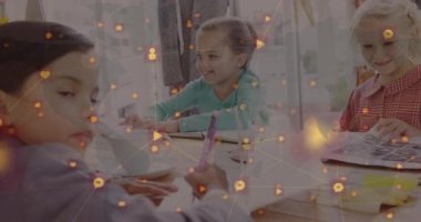 Çeşitli öğrenci grupları arasında bağlantı ağının animasyonu. eğitim ve öğrenme kavramı dijital olarak oluşturulmuş video.