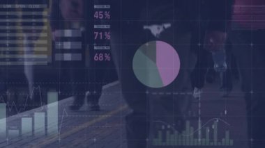 Yürüyen insanlar üzerinde finansal veri işleme animasyonu. küresel bağlantılar, veri işleme ve dijital arayüz konsepti dijital olarak oluşturulmuş video.
