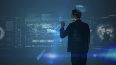 İş adamı üzerinden finansal veri işleme animasyonu. küresel iş, finans, dijital arayüz ve bağlantılar konsepti dijital olarak oluşturulmuş video.