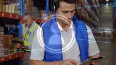 Beyaz tenli depo çalışanı üzerinde dijital veri işleme animasyonu. Küresel gönderim ve bağlantılar konsepti dijital olarak oluşturuldu.