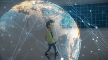 İş adamları üzerinde veri işleme ve küre animasyonu. küresel bağlantılar, veri işleme ve teknoloji konsepti dijital olarak oluşturulmuş video.