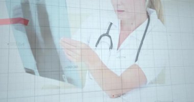 Kafkas kadın doktor üzerinde röntgenle veri işleme animasyonu. küresel tıp ve dijital arayüz kavramı dijital olarak üretilen video.