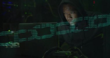 Sunucu odasında dizüstü bilgisayar kullanan Afro-Amerikan bir adam üzerindeki dijital zincirin animasyonu. Bulut hesaplama, dijital arayüz ve güvenlik konsepti dijital olarak oluşturulmuş video.