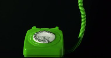 Siyah arkaplanda yeşil telefonun animasyonu. Sosyal medya ve iletişim arayüzü kavramı dijital olarak oluşturulmuş video.