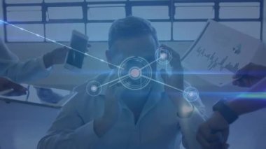 Kafkas iş adamının çeşitli iş eşyalarıyla çevrili ve başı ağrıyan animasyonu. küresel iş, bağlantılar ve teknoloji konsepti dijital olarak oluşturulmuş video.