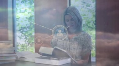 Kafkasyalı kadınlar üzerindeki bağlantı ağının animasyonu. Küresel iş, finans, veri işleme ve dijital arayüz kavramı dijital olarak oluşturulmuş video.