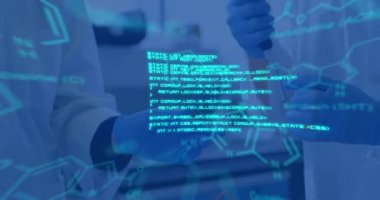 Laboratuvardaki bilim adamının üzerinde bilimsel veri işleme animasyonu. eğitim ve öğrenme kavramı dijital olarak oluşturulmuş video.