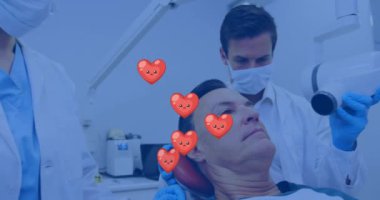 Kafkas erkek dişçinin beyaz adamı tedavi etmesi üzerine kalp ikonlarının canlandırılması. küresel tıp ve iş konsepti dijital olarak üretilen video.