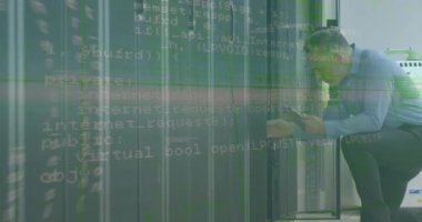 Kafkas sunucu odası çalışanı üzerinden finansal veri işleme animasyonu. küresel iş, finans ve bağlantılar konsepti dijital olarak oluşturulmuş video.