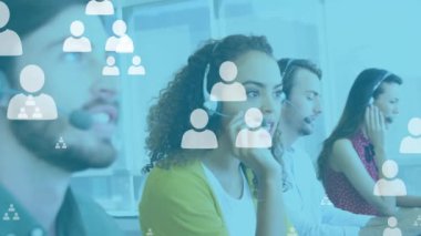 Telefon kulaklığı takan çeşitli iş adamlarının internet üzerinden ikonlarının canlandırılması. Müşteri hizmetleri, dijital arayüz, bağlantılar, iletişim ve iş konsepti dijital olarak oluşturulmuş video.