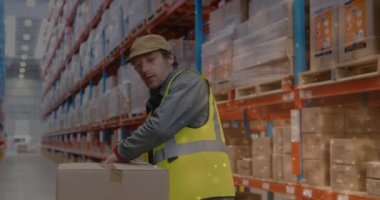 Depoda çalışan beyaz adamın üzerinde parlayan ışık lekelerinin canlandırılması. küresel taşımacılık, dağıtım ve iş konsepti dijital olarak oluşturulmuş video.