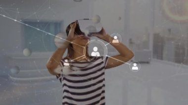 VR kulaklık kullanan melez bir kadın üzerinden bağlantı ağının animasyonu. küresel teknoloji, bağlantılar ve dijital arayüz konsepti dijital olarak oluşturulmuş video.
