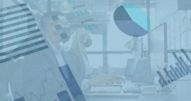 Ofiste maske takan çeşitli iş adamları üzerinde veri işleme animasyonu. Küresel iş ve dijital arayüz kavramı dijital olarak oluşturulmuş video.