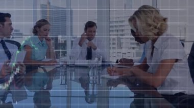 Çeşitli iş adamlarının ofiste toplanması üzerine finansal grafiklerin animasyonu. küresel iş, ekonomi, finans ve teknoloji konsepti dijital olarak oluşturulmuş video.