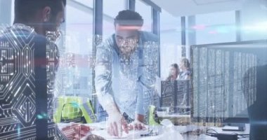 Mikro işlemci bağlantıları olan ekranlar, ofiste tartışan iki farklı erkek meslektaşa karşı. iş teknolojisi kavramı