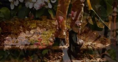 Parktaki insanların bacaklarının üzerinde sonbahar yapraklarının animasyonu. Mevsimler ve zaman konsept üzerinden dijital olarak üretilen video.