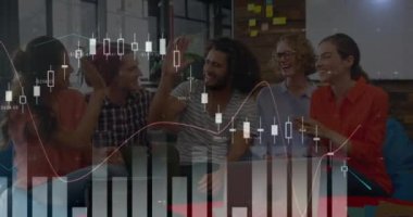 Çeşitli iş adamları üzerinde finansal veri işleme animasyonu. küresel finansman, bilgisayar ve dijital arayüz kavramı dijital olarak oluşturulmuş video.