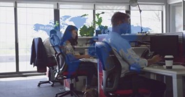 Ofiste çalışan çeşitli iş adamlarının finansal verilerinin ve dünya haritasının animasyonu. ekonomi, finans, iş ve teknoloji konsepti dijital olarak oluşturulmuş video.