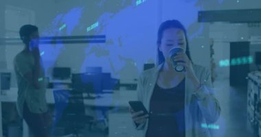 Ofiste akıllı telefon kullanan Asyalı iş kadınının veri işleme animasyonu. Küresel iş ve dijital arayüz kavramı dijital olarak oluşturulmuş video.