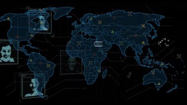 İnsanlarla veri işlemenin animasyonu ve kara arkaplan üzerinde dünya haritası. küresel iş ve dijital arayüz kavramı dijital olarak oluşturulmuş video.