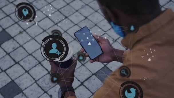 Animacja Ikon Mediów Nad Afrykańskim Amerykaninem Pomocą Smartfona Globalny Biznes — Wideo stockowe