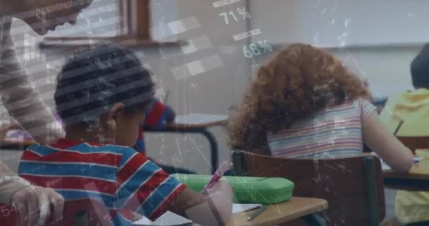 Kafkas Kadın Öğretmenin Afrikalı Amerikalı Bir Çocuğa Okulda Öğrettiği Istatistiksel — Stok video