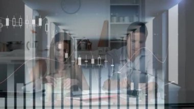 Beyaz çiftin fatura ödemeleriyle ilgili finansal veri işleme animasyonu. Küresel iş, finans, veri işleme ve dijital arayüz kavramı dijital olarak oluşturulmuş video.