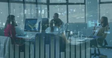 Ofisteki ve şehirdeki çeşitli iş adamlarının finansal veri işleme animasyonları. küresel iş, finans ve dijital arayüz kavramı dijital olarak oluşturulmuş video.