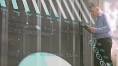 Beyaz iş adamının sunucu odasında veri işleme animasyonu. küresel iş, teknoloji ve dijital arayüz kavramı dijital olarak oluşturulmuş video.