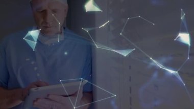 Tablet kullanan beyaz erkek cerrah üzerinden bağlantı ağının animasyonu. küresel tıp, sağlık hizmetleri, araştırma ve ağlar konsepti dijital olarak oluşturulmuş video.