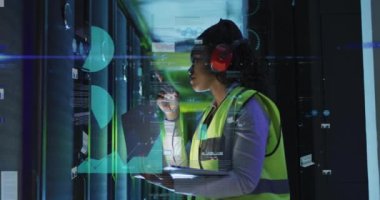 Sunucu odasında kulaklık kullanan Afrikalı Amerikalı bir kadının veri işleme animasyonu. Bulut hesaplama, dijital arayüz ve güvenlik konsepti dijital olarak oluşturulmuş video.