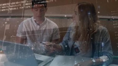 Kafkas öğrencilerin dijital veri işleme animasyonları. Okul, eğitim ve öğrenim konsepti dijital olarak oluşturulmuş video.