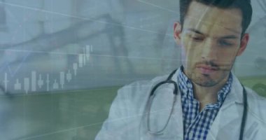 Çift ırklı erkek doktor üzerinde veri işleme animasyonu. küresel tıp ve dijital arayüz kavramı dijital olarak üretilen video.