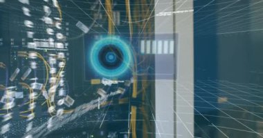 Beyaz kadının sunucuları kontrol etmesi üzerinden veri işleme animasyonu. veri işleme, dijital ekran ve teknoloji konsepti dijital olarak oluşturulmuş video.