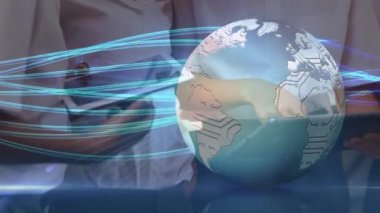 Tablet kullanan çeşitli okul çocukları üzerinden bağlantı ağının ve dünyanın animasyonu. küresel eğitim, bağlantılar ve dijital arayüz konsepti dijital olarak oluşturulmuş video.