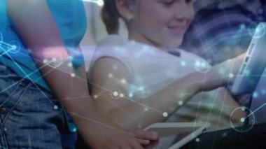Tablet kullanan çeşitli okul çocukları üzerinden bağlantı ağının animasyonu. küresel eğitim, bağlantılar ve dijital arayüz konsepti dijital olarak oluşturulmuş video.