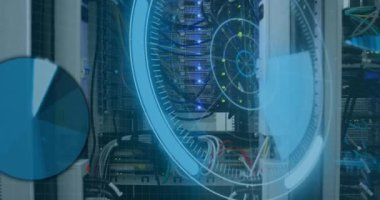 Sunucular üzerinde dijital ekranda veri işleme animasyonu. Ağ, bilgisayarlar, veri işleme ve teknoloji konsepti dijital olarak oluşturulmuş video.