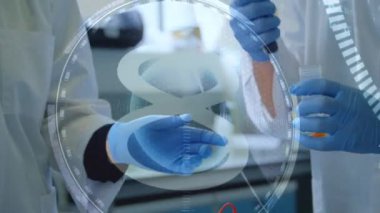 Laboratuvardaki çeşitli bilim adamları üzerinde yapılan tarama ve veri işleme animasyonları. küresel bilim, veri işleme ve dijital arayüz kavramı dijital olarak oluşturulmuş video.