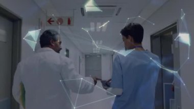 Çeşitli doktorların konuştuğu veri işleme animasyonu. Küresel tıp ve dijital arayüz kavramı dijital olarak oluşturulmuş video.