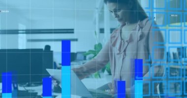 Ofiste çalışan çeşitli iş adamları üzerinde veri işleme animasyonu. küresel iş ve dijital arayüz kavramı dijital olarak oluşturulmuş video.