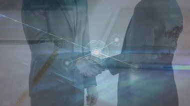 Çeşitli iş adamları üzerinde bağlantılar ve veri işleme ağının animasyonu. küresel iş, bağlantılar ve dijital arayüz konsepti dijital olarak oluşturulmuş video.