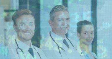 Çeşitli doktorların gülümsemesi üzerine veri işleme animasyonu. Küresel tıp ve dijital arayüz kavramı dijital olarak oluşturulmuş video.