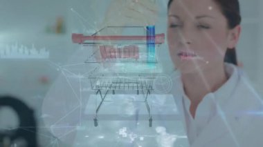 Alışveriş arabasının animasyonu, laboratuardaki beyaz kadın bilim adamı üzerinde ikili kodlama veri işlemesi. küresel bilim, veri işleme ve bağlantı konsepti dijital olarak oluşturulmuş video.