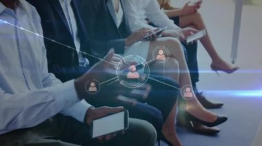 Ofiste elektronik cihazlar kullanan çeşitli iş adamlarına karşı profil simgeleri ağı. Küresel ağ ve iş teknolojisi kavramı